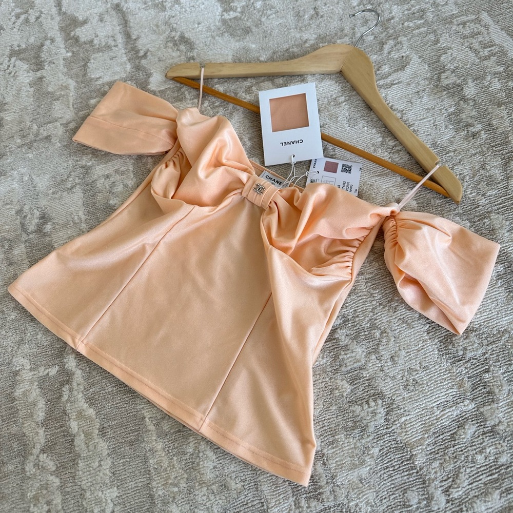 Chanel spring 2023 NEW runway top with tags, sold out! Mint size 38 peach color